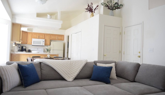 Townhome W/king size bed, chef's kitchen+ chimney