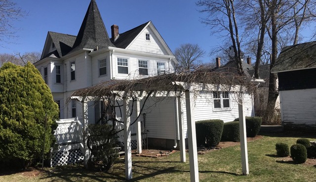 Tranquil 1875 Victorian with beautiful grounds and inground pool