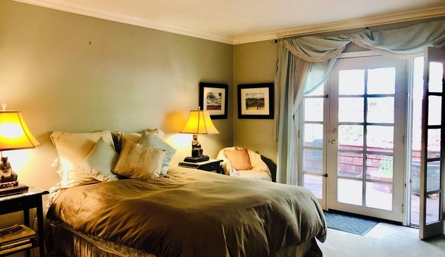 TRANQUIL MASTER SUITE studio with PRIVATE ENTRANCE in charming Fairfax