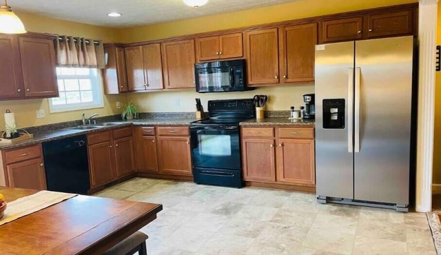 Tranquility @ Twin Lakes ~ Minutes to Knox! 3 Bedroom/2 Bath, 3 TVs