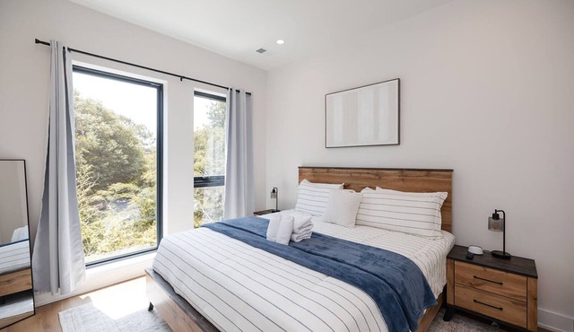 Turf ROOFTOP + Sleeps Up to 16 If Renting Multiple Units! Unit B