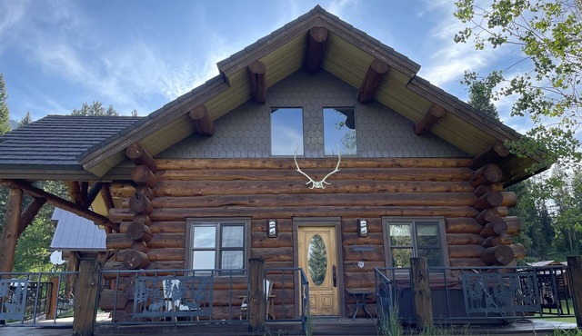 Tweek's Cabin- luxury cabin with yard, fire pit, and hot tub!