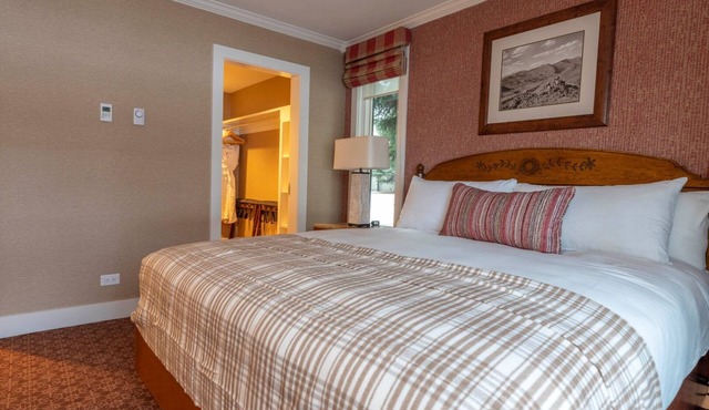Two-Bed Lodge Apartment w/Mountain Views & Steps from Village Shops & Hiking