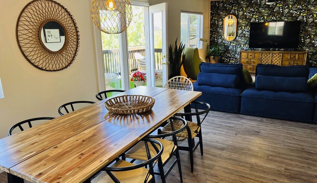 Two Houses Together for 16 People! 5 min from downtown, 25 min from Snowbowl.
