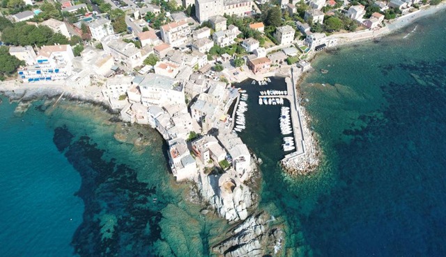 Une grande terrasse sur la mer