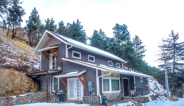 Unique Custom 2-bedroom house in the mountains