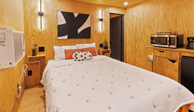 Unique "NEW" Studio Retreat - Hot Tub - Mins to Downtown, PHX Airport & ASU
