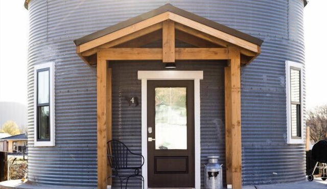 Unique Silo Stay | Honeymoon Suite with Soaker Tub | Sleeps 4