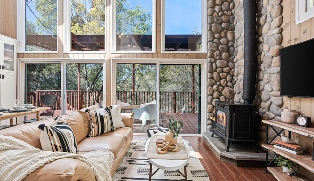 Unique Treehouse Cabin on boulders 2 miles from Sequoia National Park