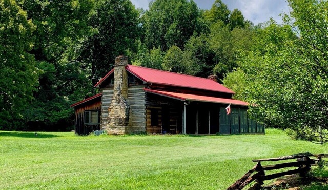 Unique Woodland Haven: Peaceful Historic Cabin with Modern Comforts