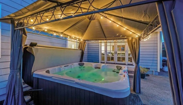 Updated 5 BR house w/hot tub - 5 min walk to downtown!