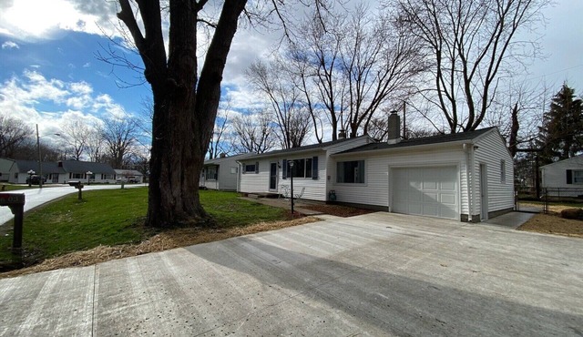 Updated home close to Lake Erie attractions & BOAT PARKING & SCREENED IN PORCH.