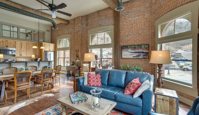 Updated Rustic-Chic Condo on Ouray's Main Street!