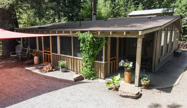Upgraded Rustic Themed Retreat w/screened porch in Rocky Point.