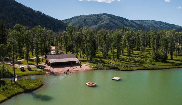 Upscale 3BR Fairway Cabin w/ Mtn. Views + Fire Pit