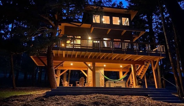 Upscale Treehouse Escape - Hot Tub & Mountain Air