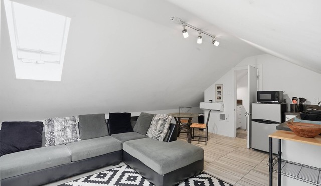 Upstairs Hillcrest Studio close to Balboa Park