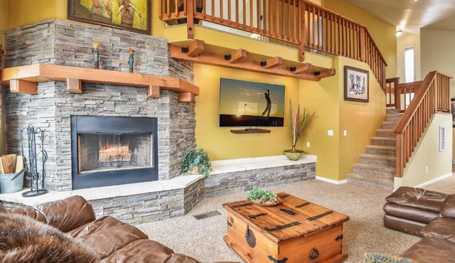 Utopia End-Unit Townhome On the 18th Hole Pool Table Fun Porch with Great Views