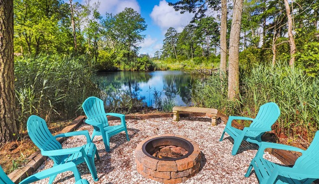 Utter East | 4BR Island Retreat, Huge Screened Porch, Decks + Fire Pit by Pond