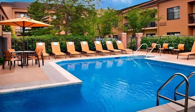 Vacation Starts Here! Near Newport State Airport, w/Pool, Pets are Allowed Here