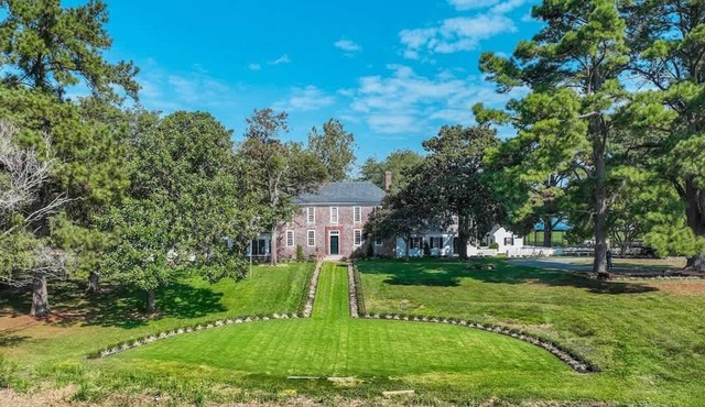 Vaux Hall Manor - 5BR Historic Farmhouse on Bay