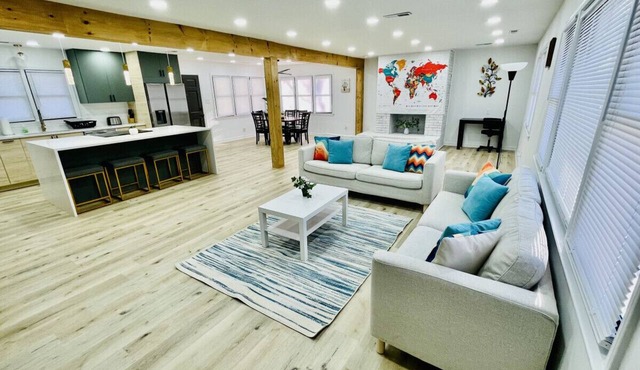 Vibrant 4BR Split-Level Home Near PTI Airport