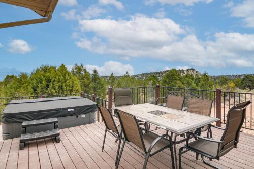 Viewing Deck! Scenic Tropic Sanctuary w/Hot Tub