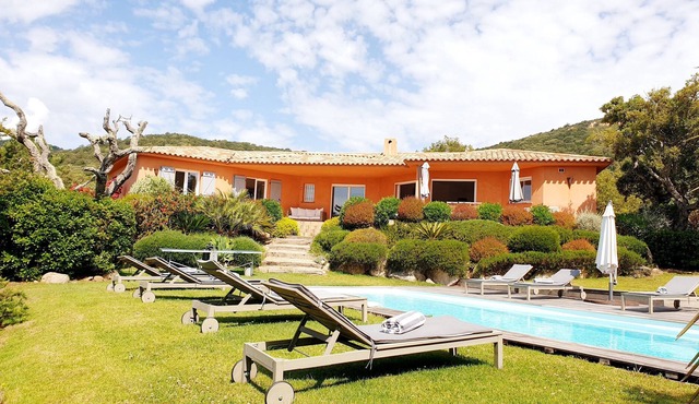 Villa 190 m2, 5 bedrooms, air conditioning, heated pool, garden 2850 m2, 2 minutes from Pinarello.