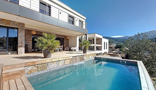 Villa 4 bedrooms + 1 T2 sea view and swimming pool