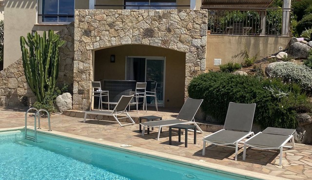 Villa Ancolie, superb mountain view, heated pool, 1500m from Cabanon Bleu beach