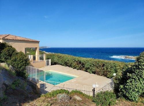 Villa avec Vue Panoramique et Piscine Privée à Corbara