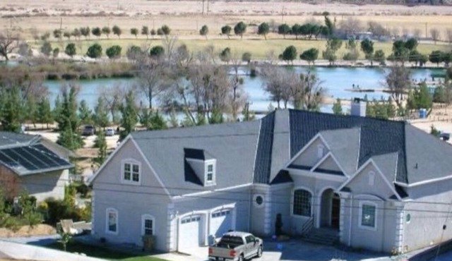 Villa Bella by the lake! come and stay at our comfy upper unit at custom home.