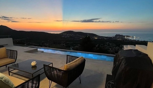 Villa Bellagio between sea and mountains, with breathtaking panoramic views.