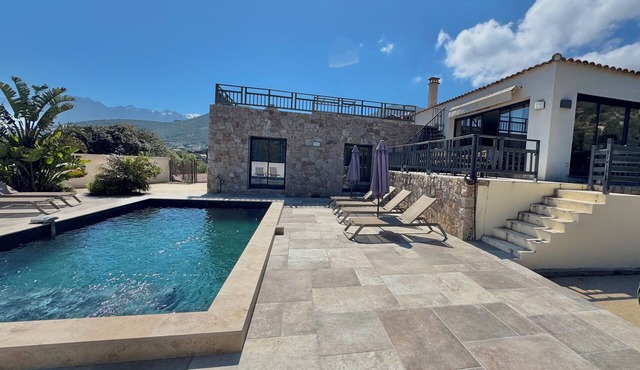 Villa casa Luna : piscine chauffée vue mer proche centre et plage de Calvi