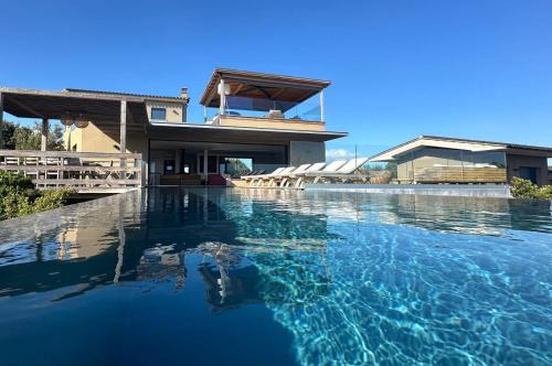 Villa de luxe surplombant la mer, piscine suspendue