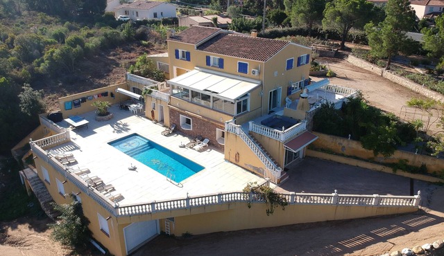 Villa Le Clos des Chênes de 280m2 Avec Piscine