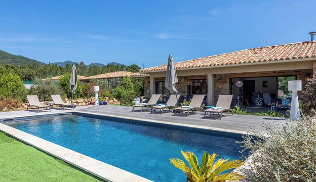 Villa Lubama 1, Style Bergerie, Entre mer et Montagne Avec Piscine