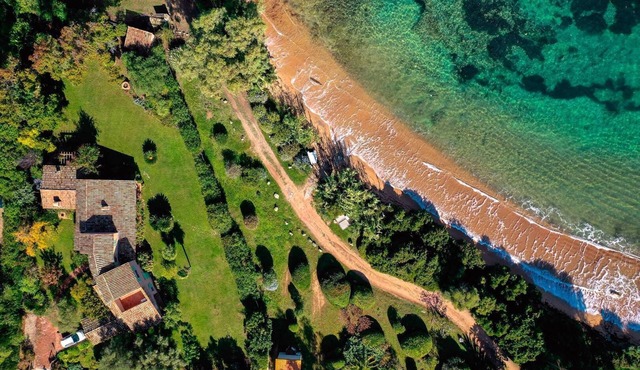 VILLA LUNA- 5 bedrooms, right on the water, beach access on foot