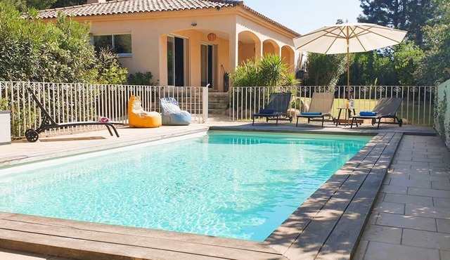 Villa Ribba. 10 pers, piscine, 10 min plage en voiture