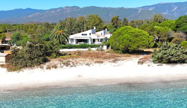 Villa San Ciprianu Mare Di Lecci