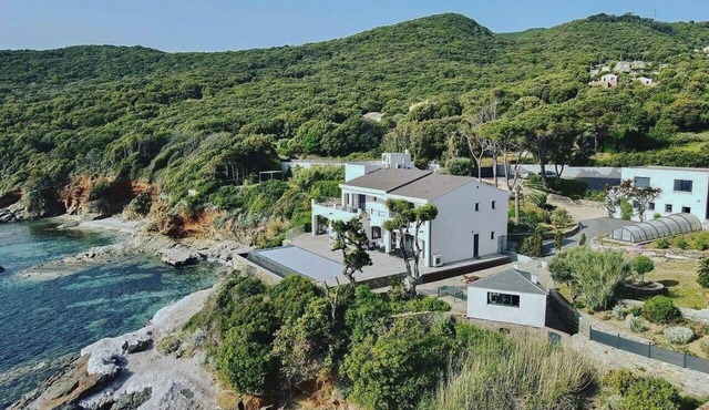 Villa with direct sea access in Cap Corse
