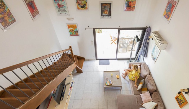 VILLA with garden and beach view (300m from the beach)