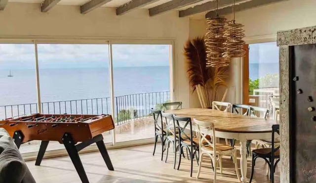 Villa with panoramic sea view, private pool and creek access
