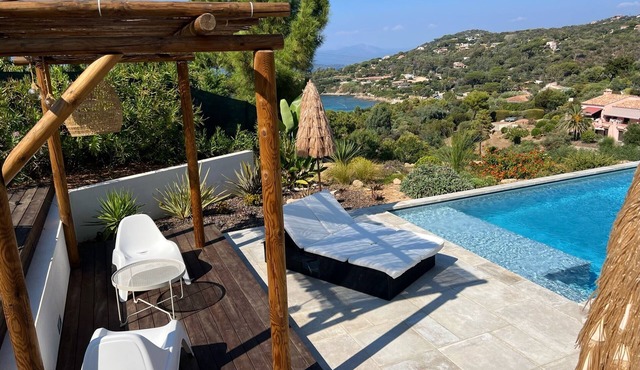 Villa with pool and sea view, 5-minute walk from the beach. Relaxation and luxury!