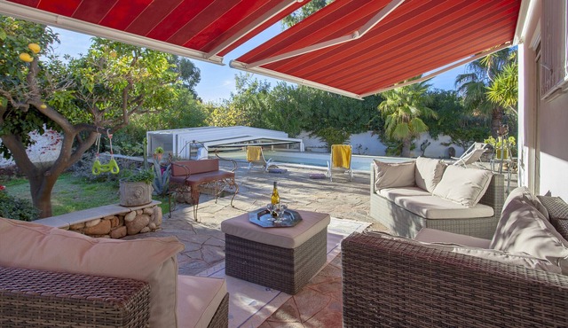 Villa with pool, close to the sea
