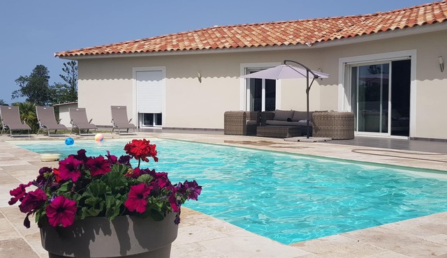 Villa with pool near the sea