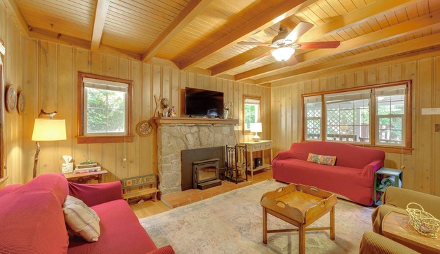 Vintage 'Snow White' Cottage ~ 2 Miles to Village!