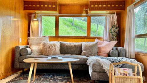 Vintage Spartan-Retro Farm Stay w EV charger