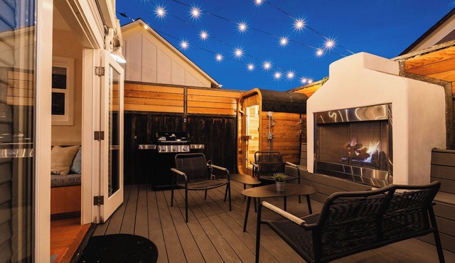 Walk to Beach, Downtown! Spa & Private Deck