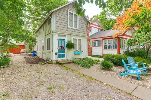 Walk to Lake: Historic Lakeside Marblehead Cottage